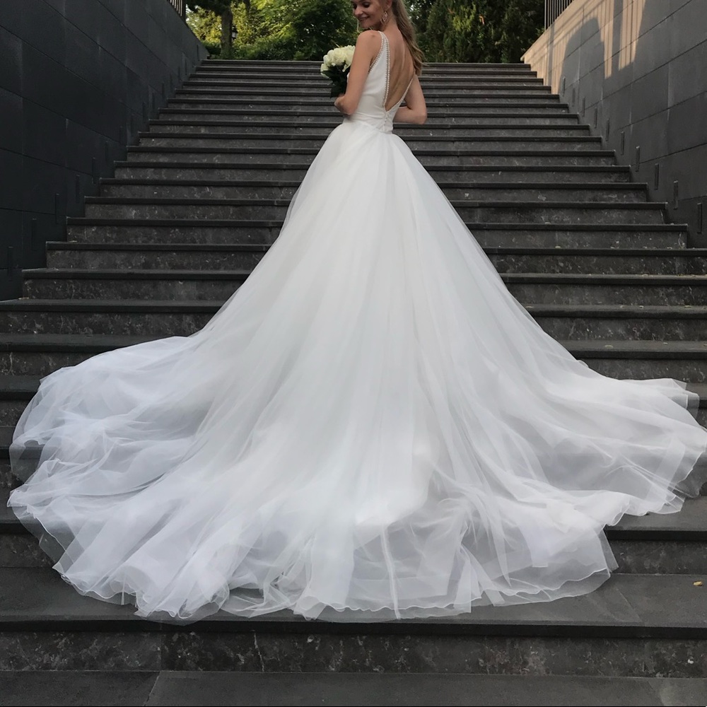 Pronovias wedding gown with overskirt - Picture 5 of 8